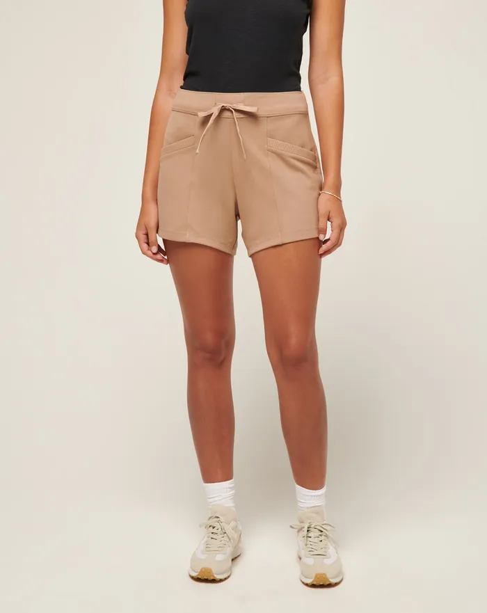 Women Shorts TravisMathew FRIDAY PONTE POCKET SHORT Natural