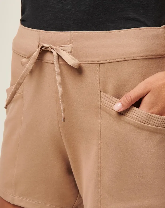 Women Shorts TravisMathew FRIDAY PONTE POCKET SHORT Natural