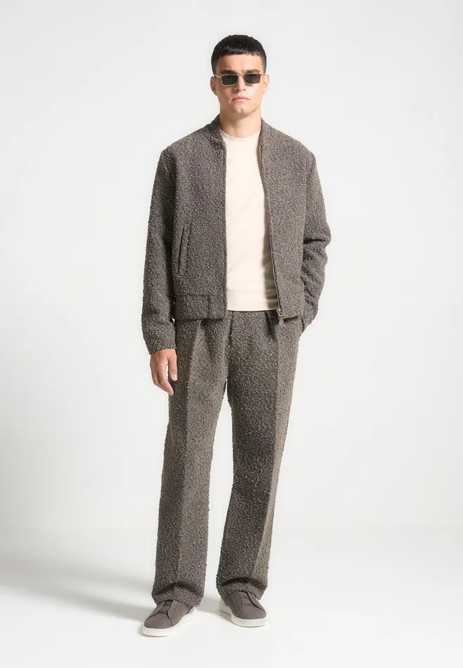 Men Manire De Voir Relaxed Fit Boucle Pleated Tailored Trousers Brown