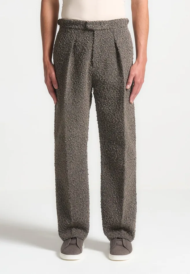 Men Manire De Voir Relaxed Fit Boucle Pleated Tailored Trousers Brown
