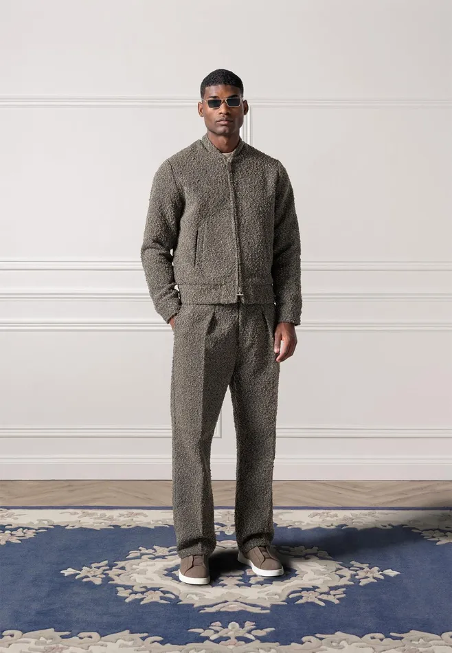 Men Manire De Voir Relaxed Fit Boucle Pleated Tailored Trousers Brown
