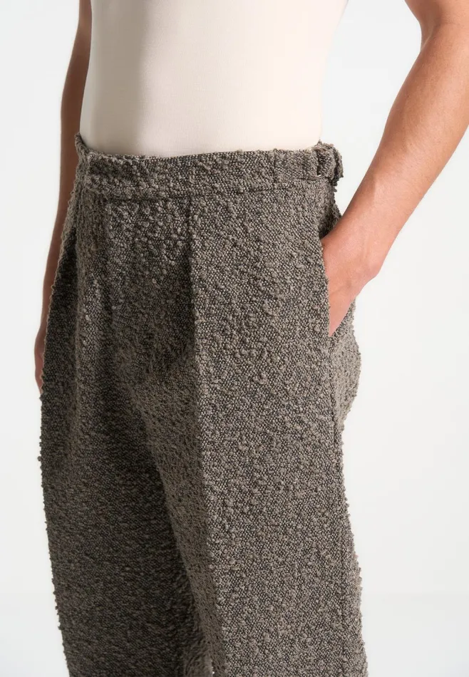 Men Manire De Voir Relaxed Fit Boucle Pleated Tailored Trousers Brown