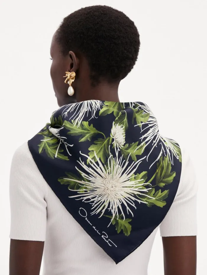 Women Oscar De La Renta Scarves Chrysanthemum Silk Twill Scarf Navy Silver Women Oscar De La Renta Scarves Chrysanthemum Silk Twill Scarf Navy Silver